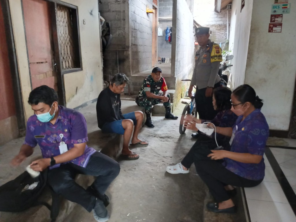 Pastikan Kondisi ODGJ Baik, Koptu Nyoman Suartawan Bersama Puskesmas Lakukan Pemeriksaan Kesehatan
