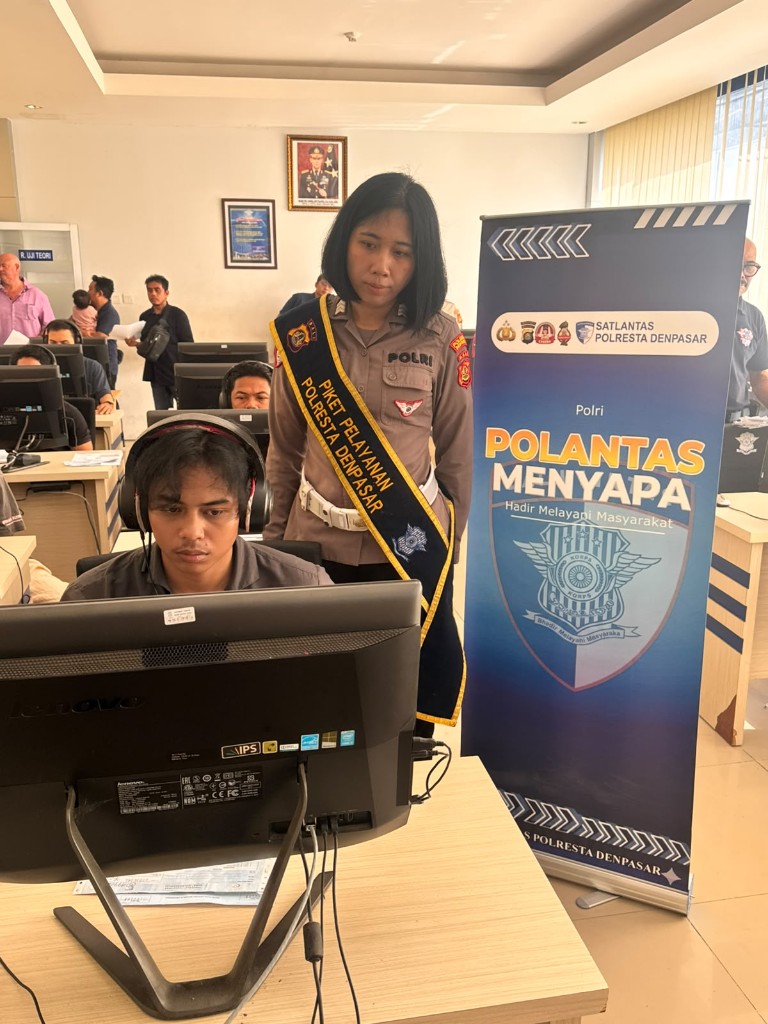 Petugas Satpas SIM Polresta Denpasar Berikan Arahan dan Pendampingan kepada Pemohon SIM