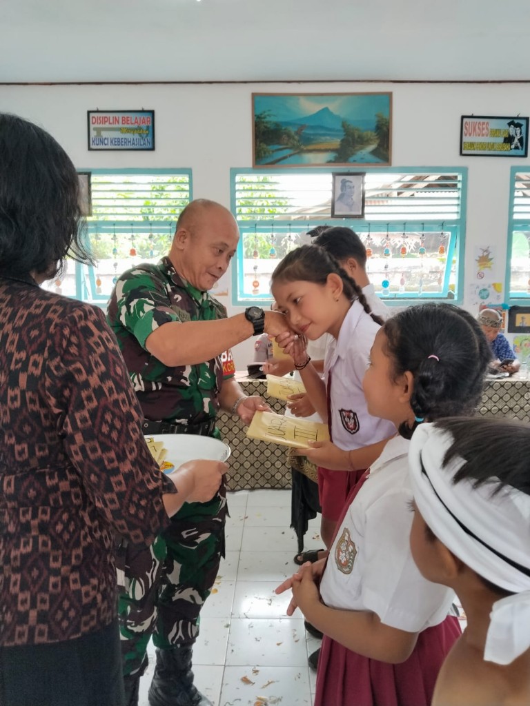 Rogoh Kocek Sendiri, Serka Wayan Rata Bagikan Buku Tulis Kepada...