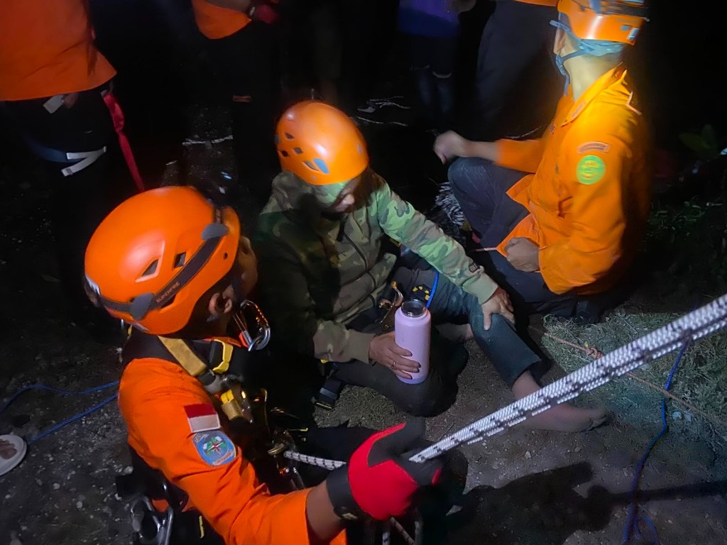TERJEBAK DI TEBING, 1 ORANG DISELAMATKAN TIM SAR GABUNGAN