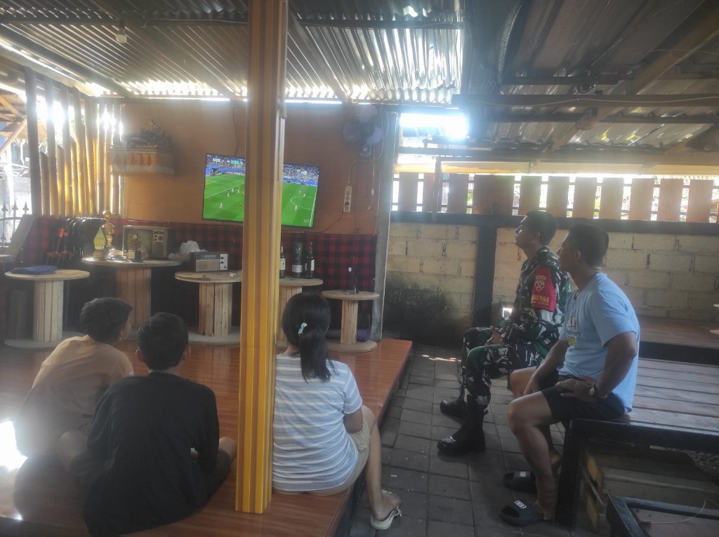 Manfaatkan Angkringan, Babinsa Kamasan Nobar Piala Dunia Perkuat Kemanunggalan TNI Rakyat