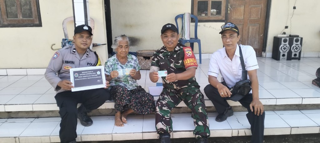 
BLT DD Tahap VI Cair, Babinsa Sampalan Tengah Dampingi 4 Warga Penerima Manfaat