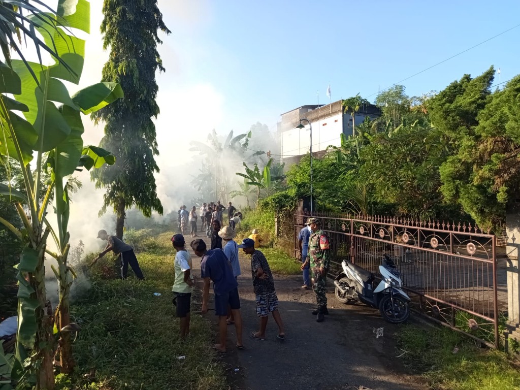 Songsong Hari Raya Galungan dan Kuningan, Babinsa Tangkas Pelopori Bersih Lingkungan mlalui Gotong Royong