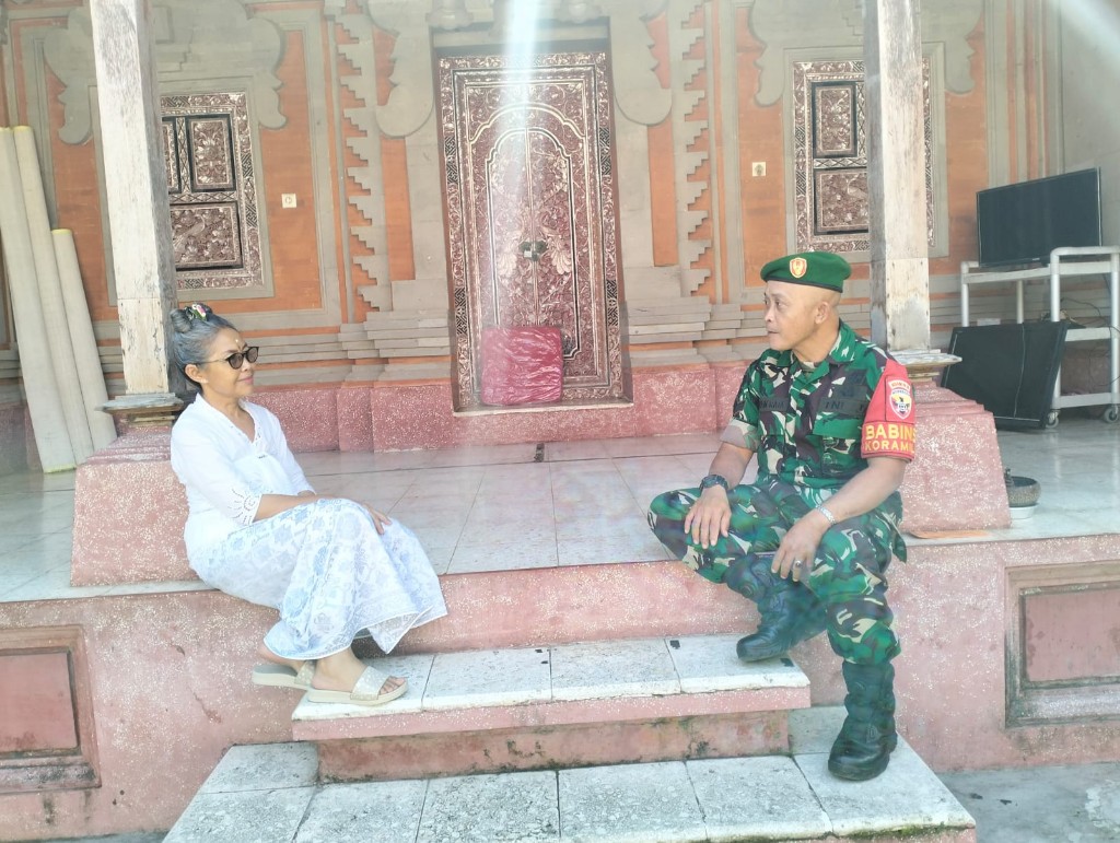 Perkokoh Kemanunggalan TNI dan Tokoh Agama, Babinsa Bakas Gelar Anjangsana dan Komsos Bersama Ida Pandita Mpu Sri Kadi  