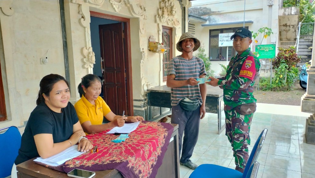 
Tegaskan Kepedulian TNI Tingkatkan Kesejahteraan Masyarakat, Serda Wasista Dampingi 10 KPM Terima BLT DD