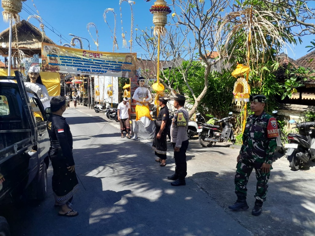 Perkokoh Sinergi Kuatkan Toleransi, Babinsa Negari Kawal Caru Rsi Gana Bersama Bhabinkamtibmas dan Pecalang