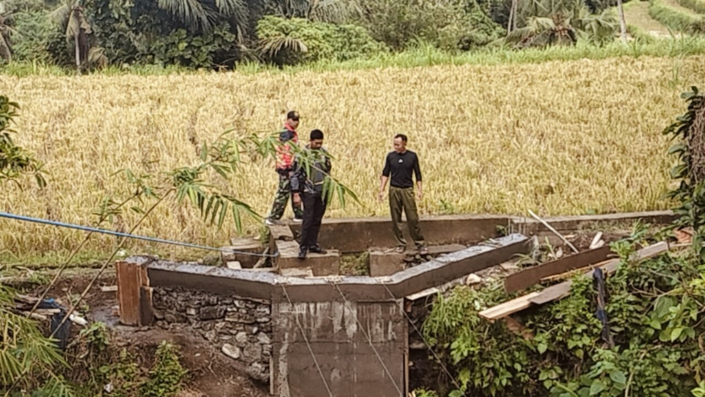 Memasuki Hari Ke 36 Jembatan Garuda Kodim Klungkung di Desa Manduang Capai 50,15 Persen