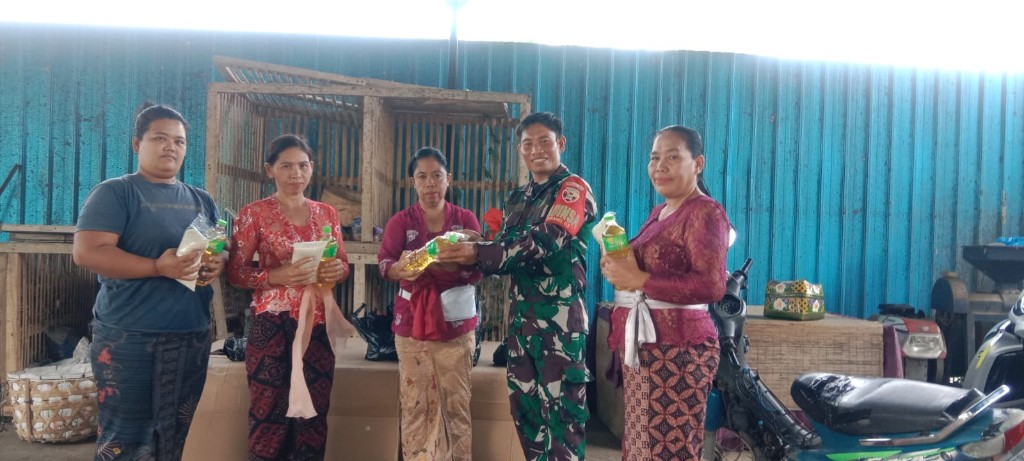 Berbagi Kebahagiaan, Babinsa Banjarangkan Serahkan Sembako di TOSS Banjarangkan
