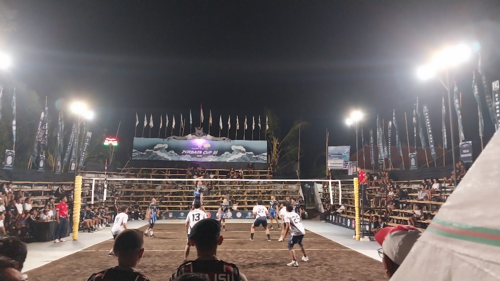 Babinsa Lembongan Turun Gunung Kawal Turnamen Volly Porbaja Cup III Pastikan Aman dan Kondusif