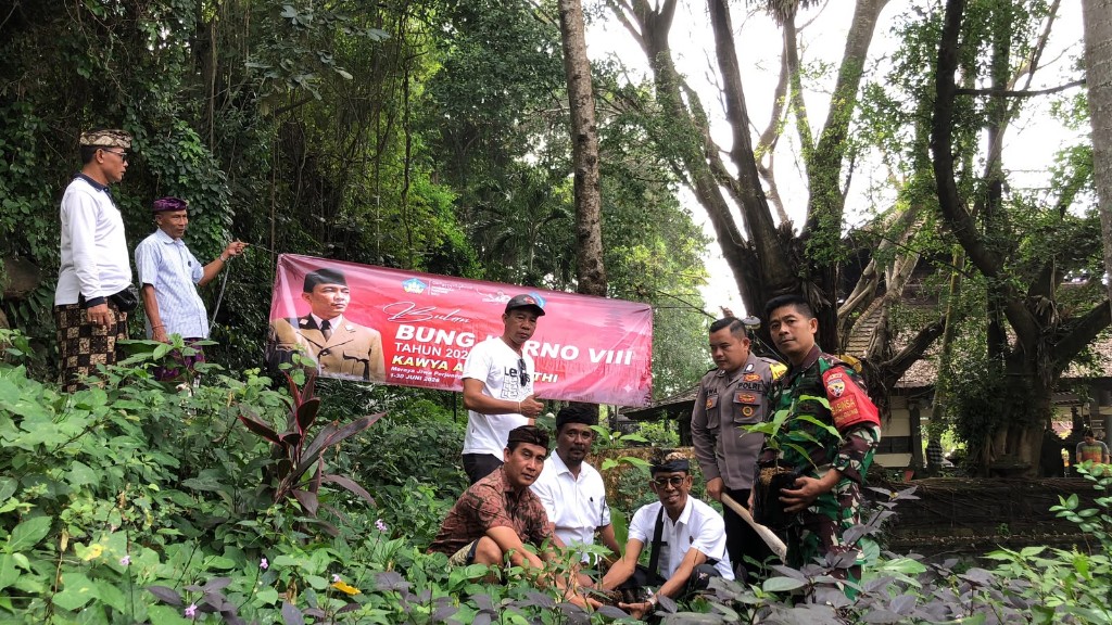 Geloran Cinta Tanah Air di Bulan Bung Karno, Pemdes dan Babinsa Pesinggahan Gelar Tanam Pohon  