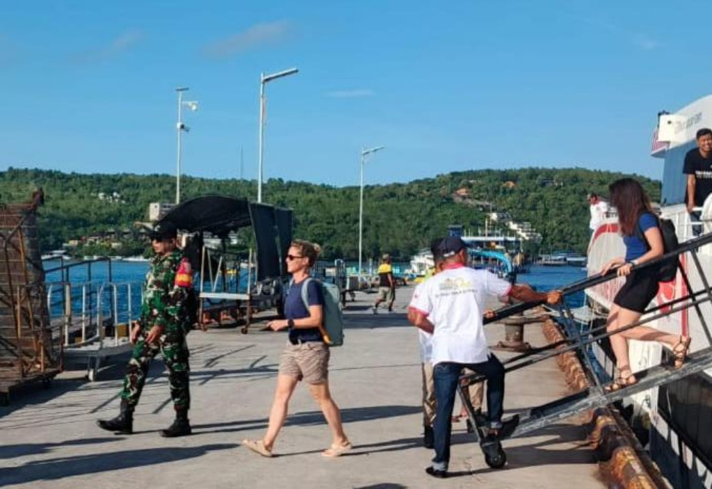 Hari Raya Galungan, Danramil Nusa Penida Kerahkan Babinsa Jaga Pelabuhan Beri Rasa Aman dan Nyaman 
