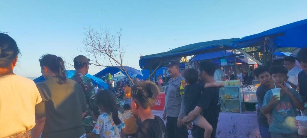 Warga Serbu Pantai Kampung Kusamba Rayakan Hari Raya Galungan, Babinsa Sertu Azar  Hadir Beri Pengamanan
