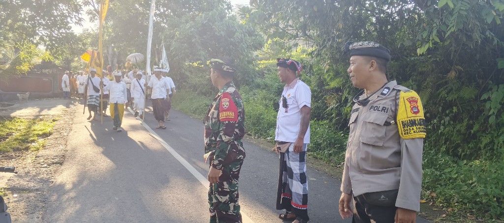 Sinergi Dukung Tradisi, Babinsa Selisihan Turun Langsung Amankan Melasti Ida Sesuhunan Pura Puseh Desa Adat Selisihan