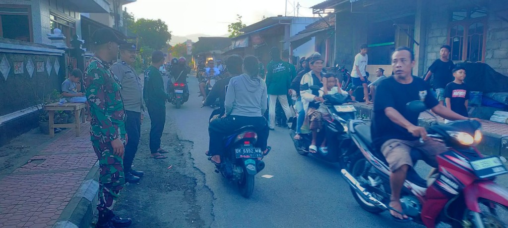 Ratusan Warga Serbu Pantai Desa Kampung Kusamba, Sertu Azar Ingatkan Pengunjung Jaga Keamanan