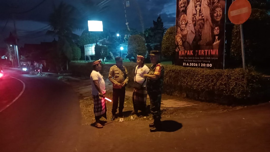 Gelar Pengamanan Bersama, Upaya Babinsa Takmung Perkokoh Kemanunggalan Dan Sukseskan Piodalan di Pura Puseh