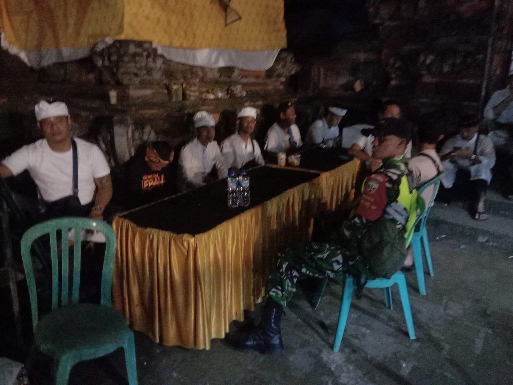 Kontribusi Nyata TNI Dukung Kegiatan Adat, Babinsa Semarapura Kangin Pastikan ilen ilen di Pura Puseh Lebah Berjalan Aman dan Lancar