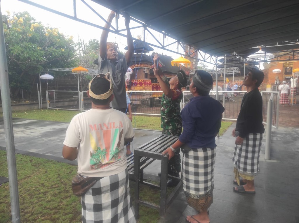 Ngayah di Pura Dasar Buana Gelgel, Babinsa Koramil Klungkung...