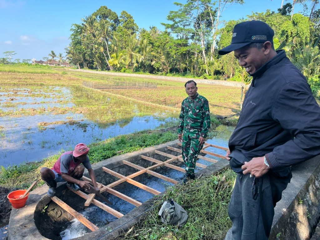 Pembuatan Senderan Jalan Usaha Tani Bergulir, Program PKTD Desa Bungbungan di Dampingi Babinsa