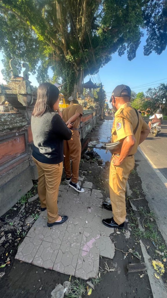 Respon Cepat Permasalahan Di Wilayah, Babinsa Semarapura Kangin Cek Drainase Tersumbat Sampah di Depan Pura Dalem