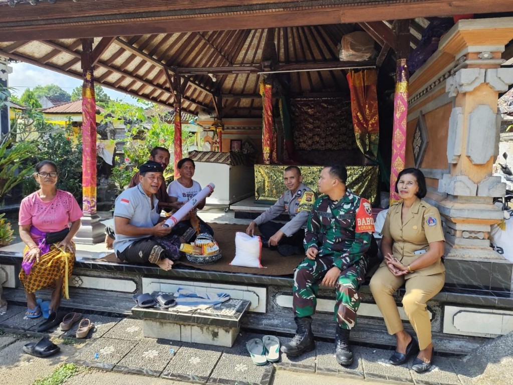 Dua Warga Binaan Meninggal Dunia, Babinsa Timuhun Melayat Sampaikan Bela Sungkawa 