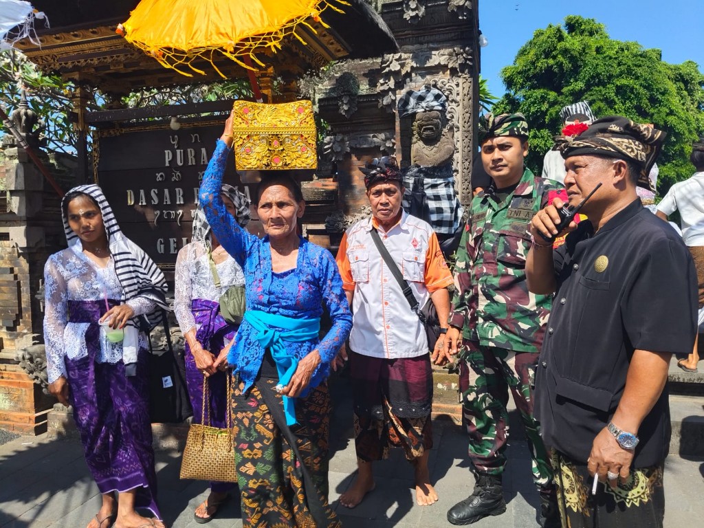 
Jaga Tradisi dan Harmoni Keagamaan, Babinsa Koramil Klungkung...