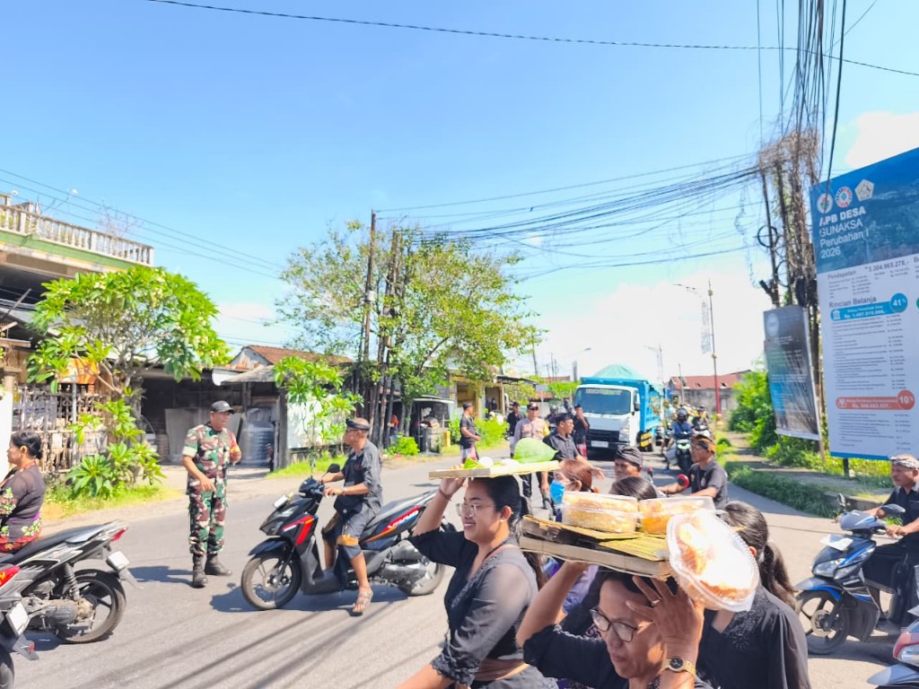 Menyatu Bersama Masyarakat, Dua Babinsa Koramil Dawan Pastikan Upacara Ngaben Aman dan Lancar 