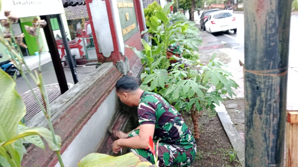Bangun Kebersamaan Jaga kebersihan, Koramil Banjarangkan Gelar Aksi Bersih Pangkalan