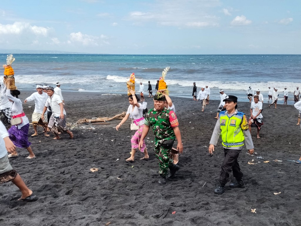 Kuatkan Kemanunggalan Sukseskan Upacara Keagamaan, Tiga babinsa Koramil Banjarangkan Diterjunkan Lakukan pengamanan