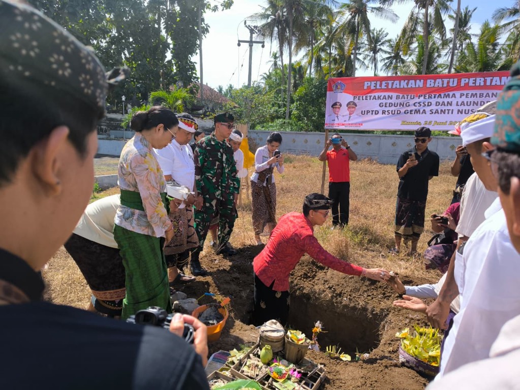 Hadiri  Peletakan Batu Pertama Pembangunan Di RSUD Gema Santhi Nusa Penida, Danramil Nusa Penida Tegaskan Dukungan Peningkatan Mutu Pelayanan Kesehatan.