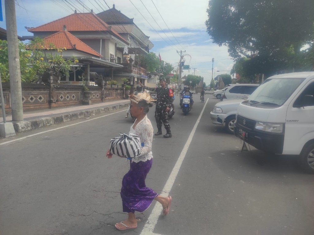 Kawal Penyineban Di Pura Dasar Buana Gelgel, Babinsa Koramil...