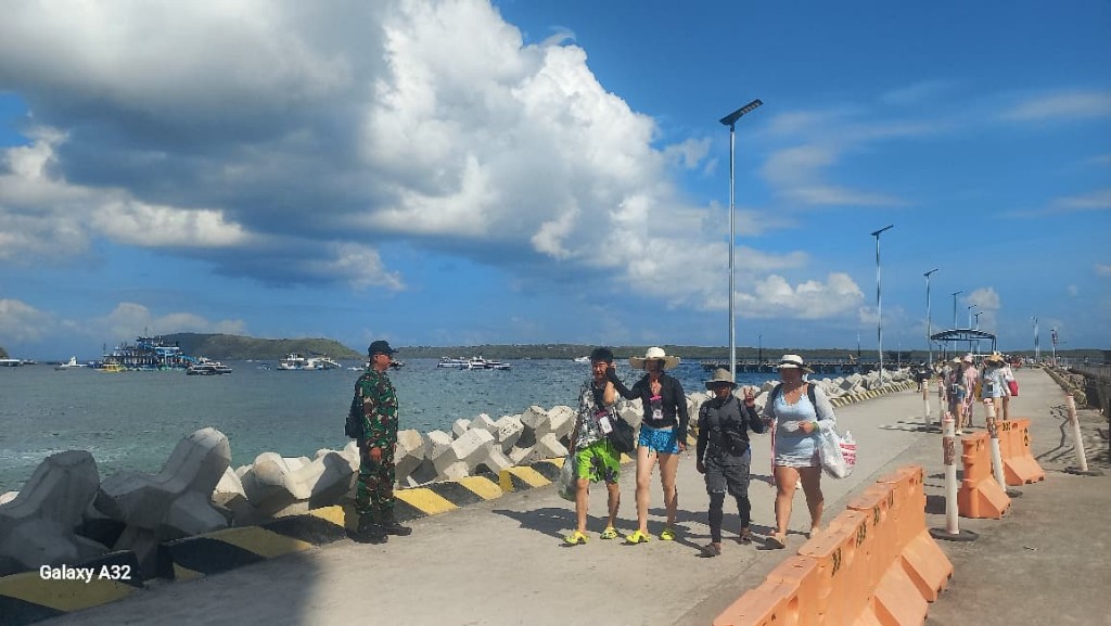 Patroli Cipta Kondisi di Pelabuhan Banjar Nyuh, Upaya Koramil Nusa Penida Tingkatkan Kondusifitas Wilayah 