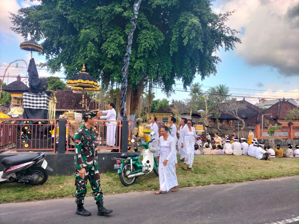Hadir dan Kawal Piodalan, Koptu Wayan Sutamaya Tunjukkan Dedikasi Babinsa Dukung Kegiatan Keagamaan