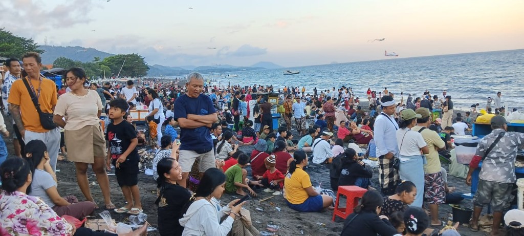 Ramai Dikunjungi Warga, Sertu Azar Gelar Patroli Di Pantai Desa Kampung Kusamba