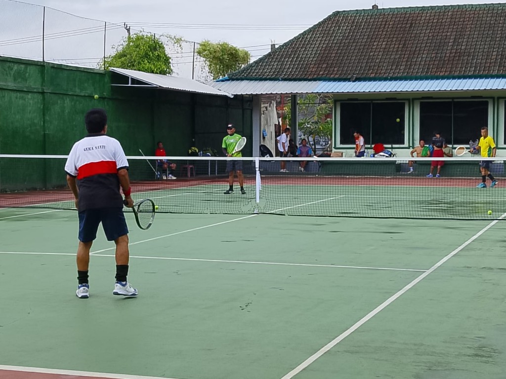 Akhir Pekan Penuh Manfaat, Letkol Sidik Pramono Gelar Olahraga Bersama Pecinta Tenis Lapangan