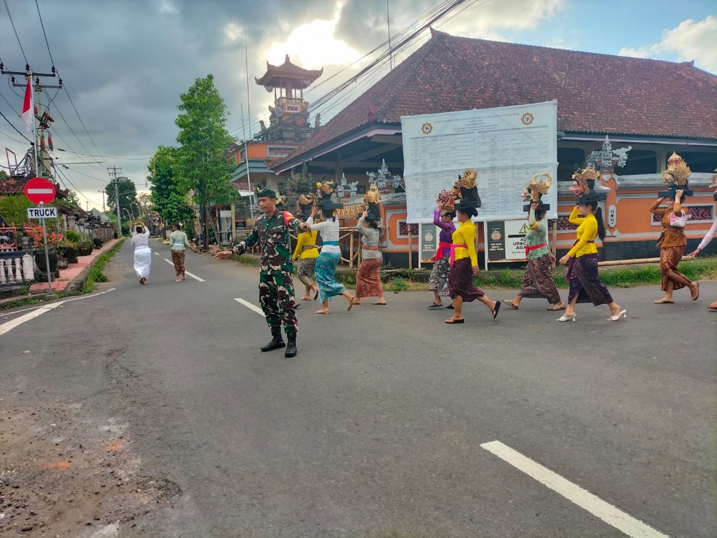 Sinergi Kuat Tiga Pilar di Kelurahan Semarapura Kauh, Upacara Penyineban Piodalan di Pura Puseh Desa Adat Sangkanbuana Berjalan Aman dan Khidmat