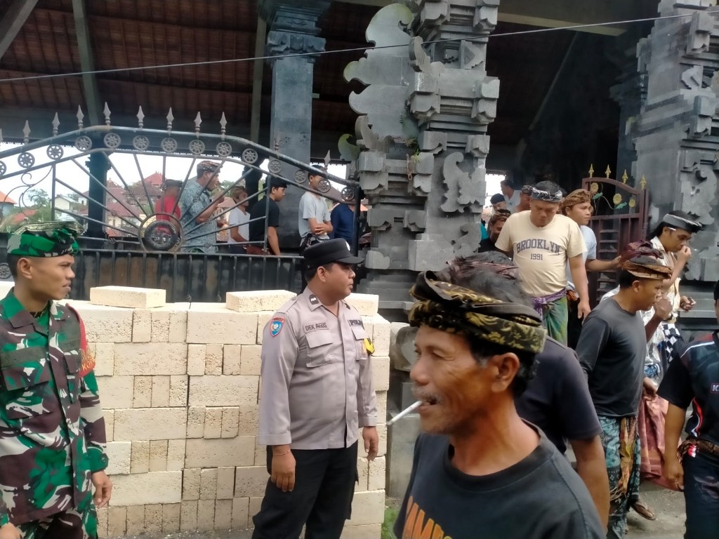 Sinergi dan Dedikasi TNI di Tengah Adat, Babinsa Sekartaji hadir Sukseskan Paruman dan Pemilihan Bendesa Adat