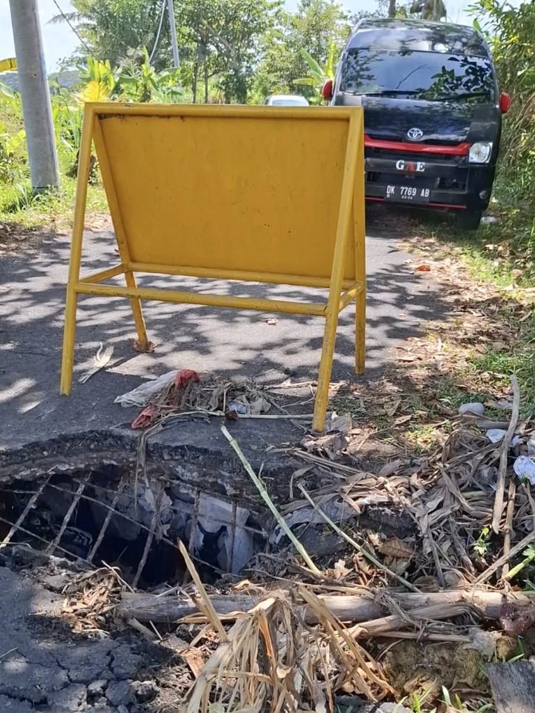 Jalan By Pas Batu Tumpeng menuju Pura Watu Klotok Jebol setengah badan jalan ,mobil pemedek tidak bisa keluar lewat timur.