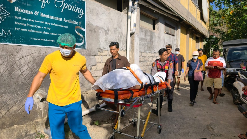 Respons Cepat Personel Polsek Nusa Penida Tangani Meninggalnya WNA Asal Denmark di Nusa Lembongan.