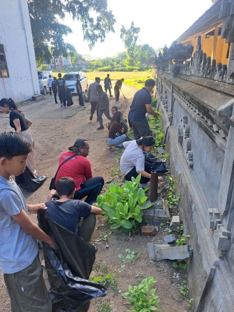 Kerja Bakti Bersih Lingkungan, Babinsa Batununggul Perkokoh Kebersamaan dan Gotong Royong di Bulan Bung Karno VIII