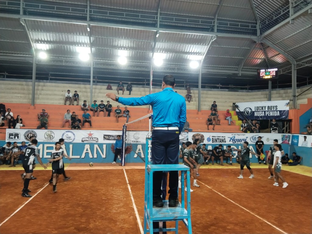 
Semangat Sportifitas Menyala di GOR Abdi Winangun Dusun Gembalan, Babinsa Selat Hadir Kawal Lucky Boys Cup I
