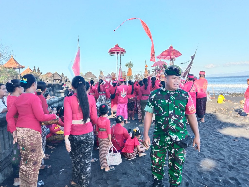 Berbaur Dalam Tradisi, Babinsa Getakan Kawal Melasti Rangkaian Puja Wali di Pura Penataran Beneng