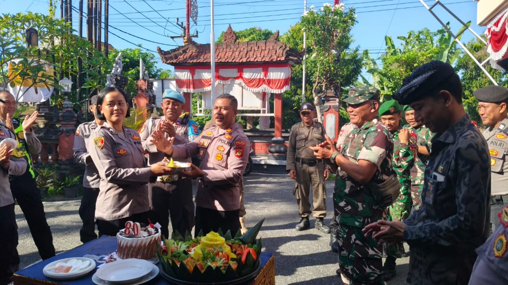 Tumpeng dan Kue Ulang Tahun Jadi Saksi Kuatnya Sinergi Forkopimcam Banjarangkan di HUT Ke 80 Bhayangkara