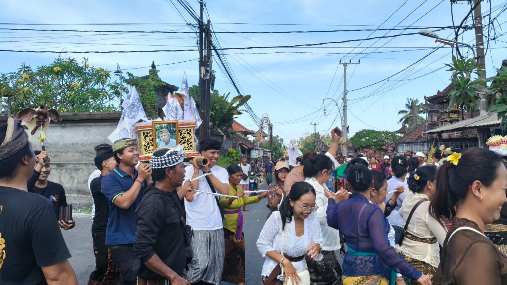 

Diwarnai Arak-Arakan Jenasah, Upacara Pengabenan Almarhum Ketut Meja Dijaga Ketat Babinsa Timuhun Bersama Bhabinkamtibmas dan Pecalang