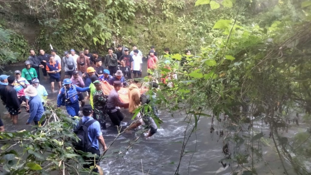 Babinsa Negari Bersama Aparat Gabungan Gerak Cepat Tangani Penemuan Warga Meninggal di Aliran Sungai Bubuh