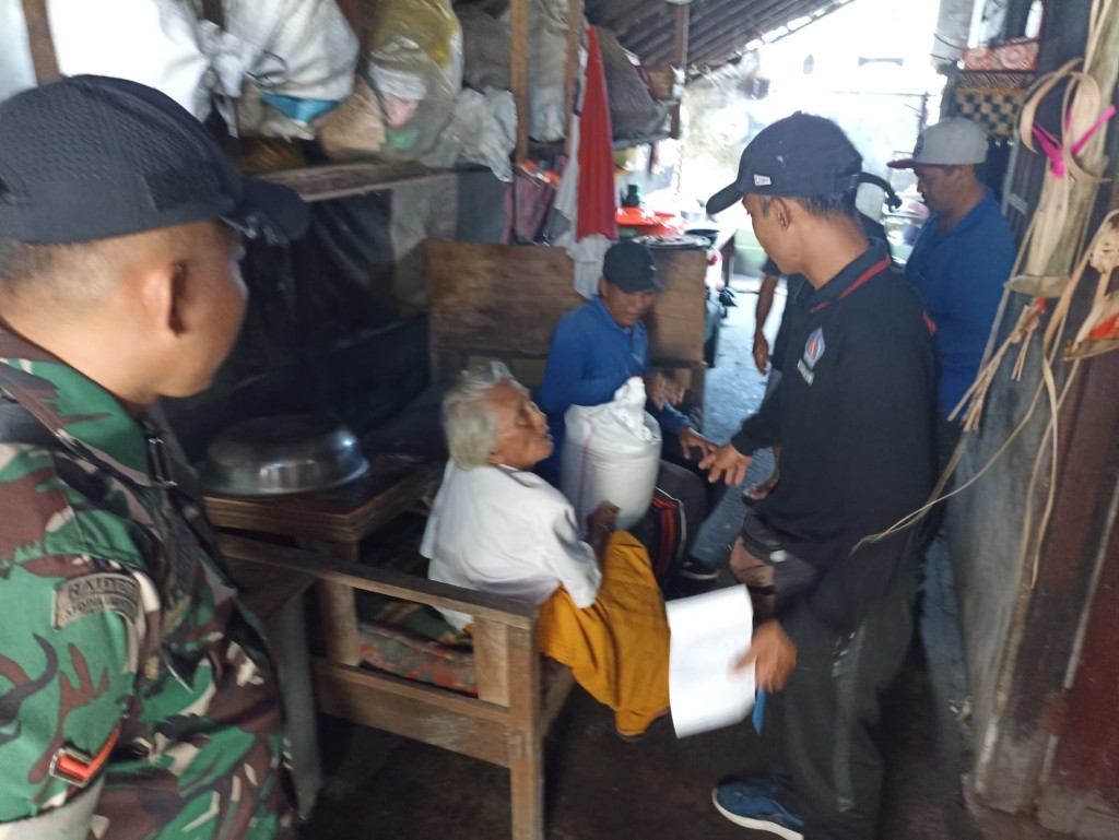 TNI Hadir Untuk Kesejahteraan Lansia, Babinsa Tohpati Dampingi Villa Rosita Tegal Besar Serahkan Sembako Di Desa Tohpati