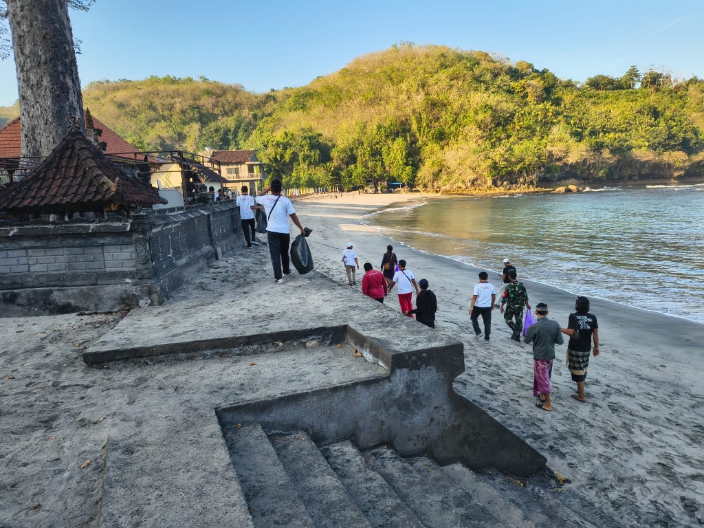 Bersih Pantai Peringati Bulan Bung karno VIII, Babinsa Sakti...