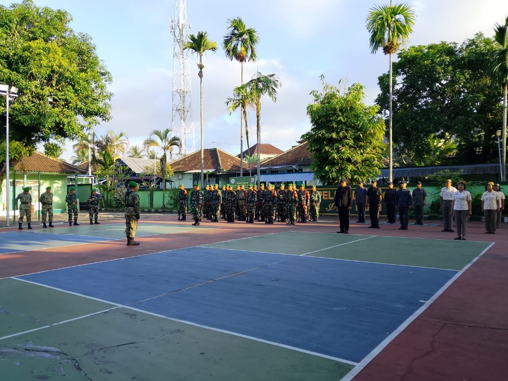 Gelar Upacara Bendera, Dandim Klungkung Tegaskan Momentum Teguhkan Tekad Pengabdian 