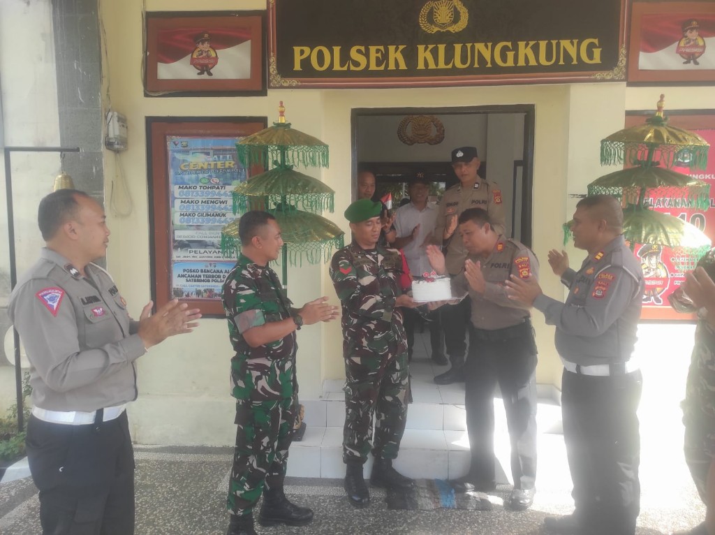 Koramil Klungkung Beri Kejutan Hari Bhayangkara ke-80, Pererat Sinergitas Bersama Polsek Klungkung