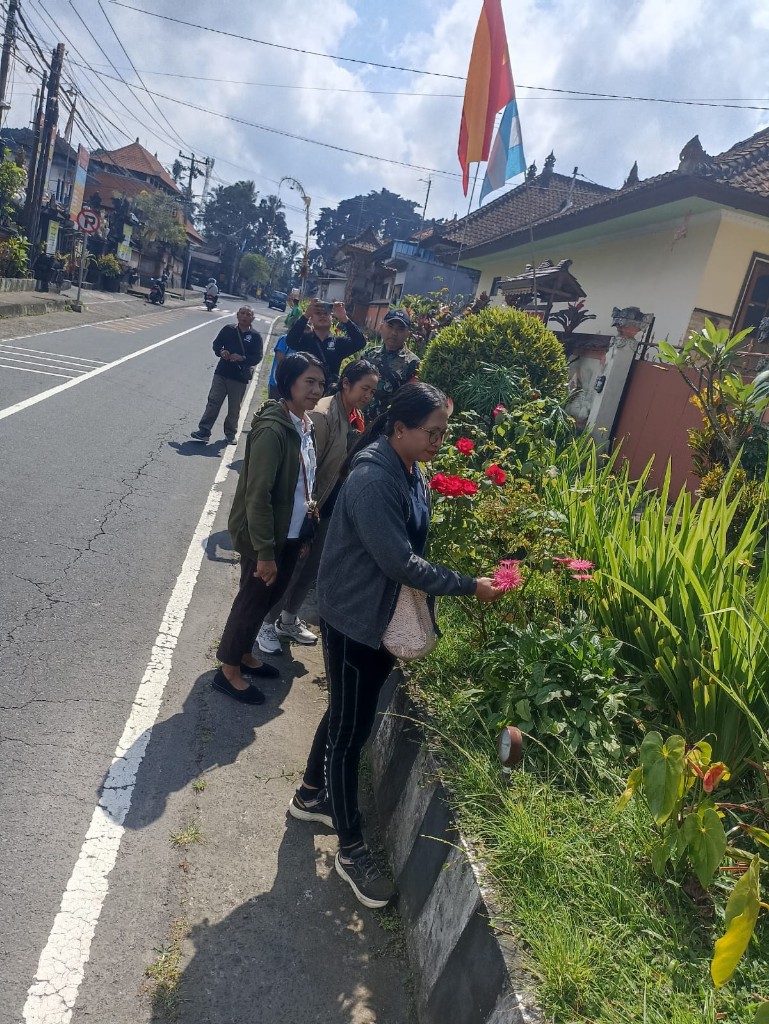 Dampingi Pembinaan Lomba Telajakan, Babinsa Tohpati Tegaskan Fokus pada Penataan Kebersihan dan Fungsi Lingkungan Telajakan 