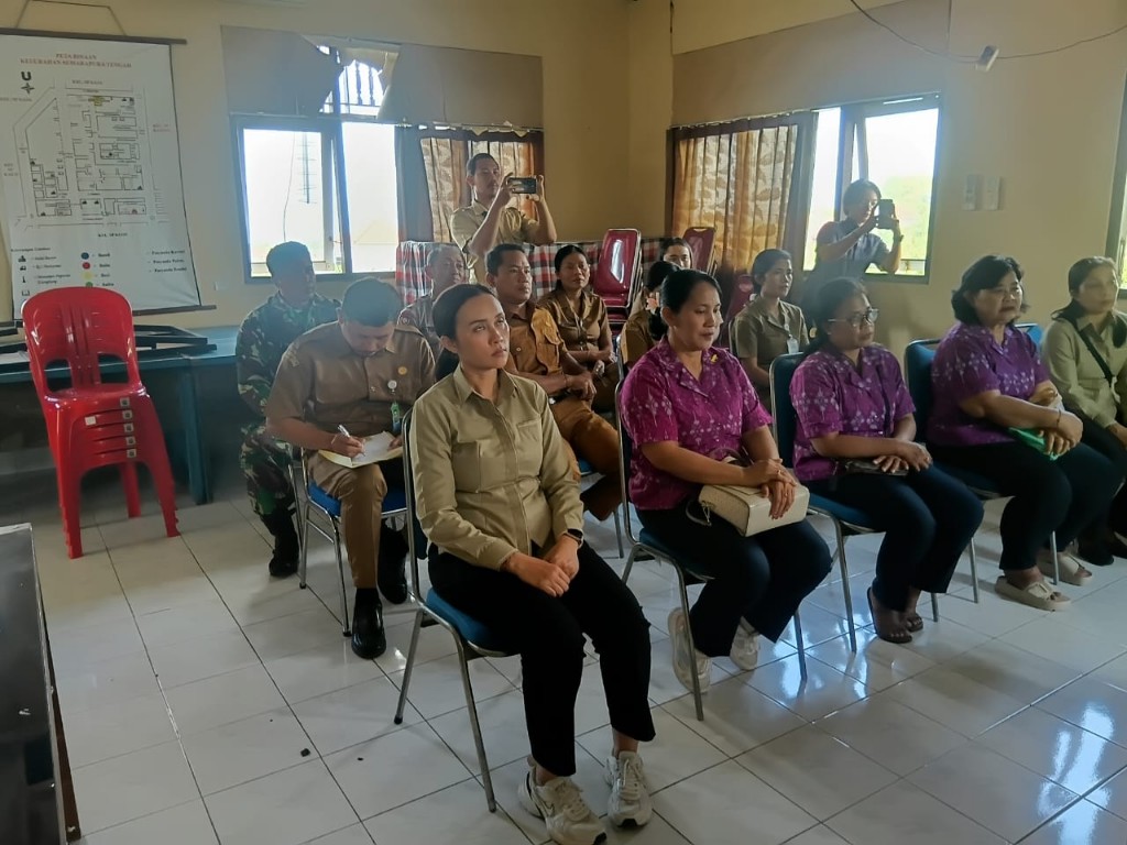 Hadiri Penyerahan Bantuan Kepada Kader Posyandu, Babinsa Semarapura Tengah Harap Jadi Motivasi Tingkatkan Yankes Kepada Masyarakat